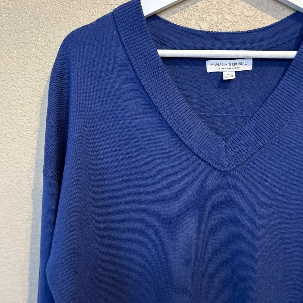 Banana Republic Lightweight Bold Blue Fine Merino Wool V-Neck Sweater Size M - Picture 3 of 7